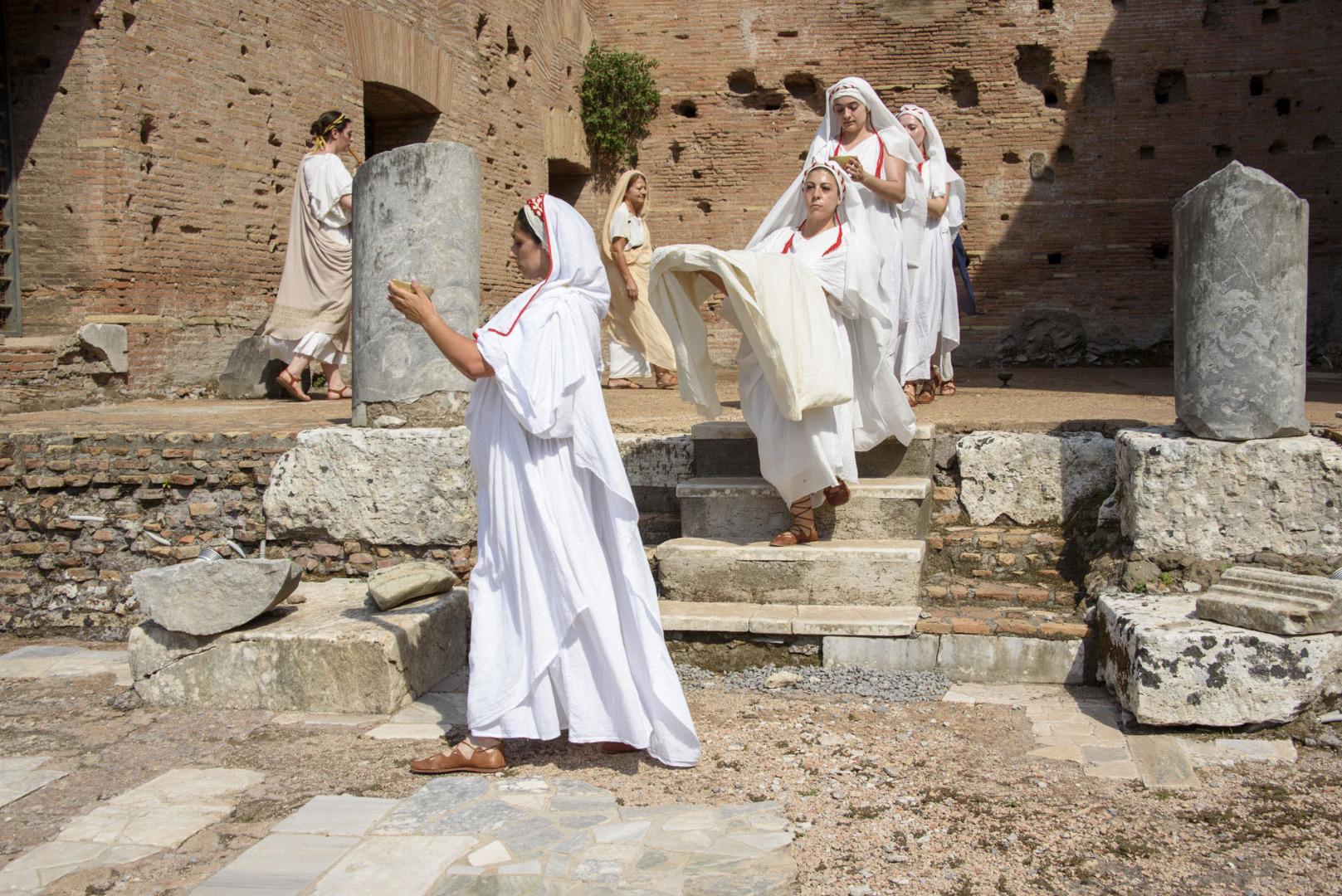 Rito delle Vestali della mola salsa al Colosseo