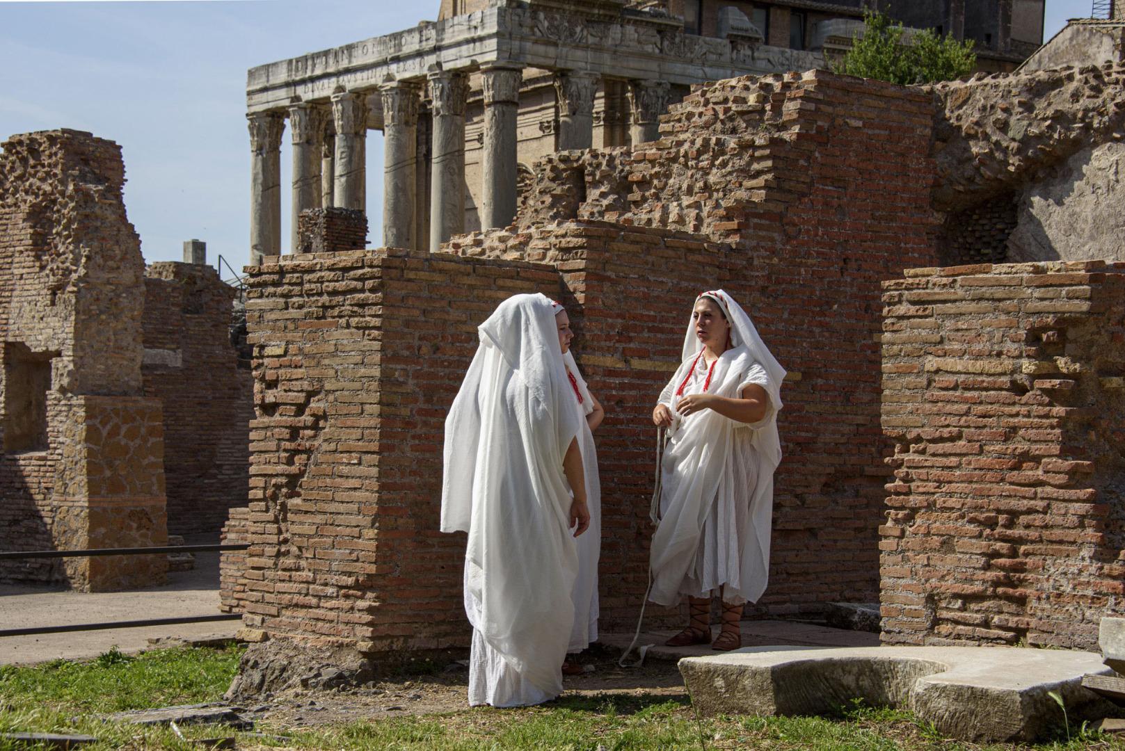 Rito delle Vestali della mola salsa al Colosseo