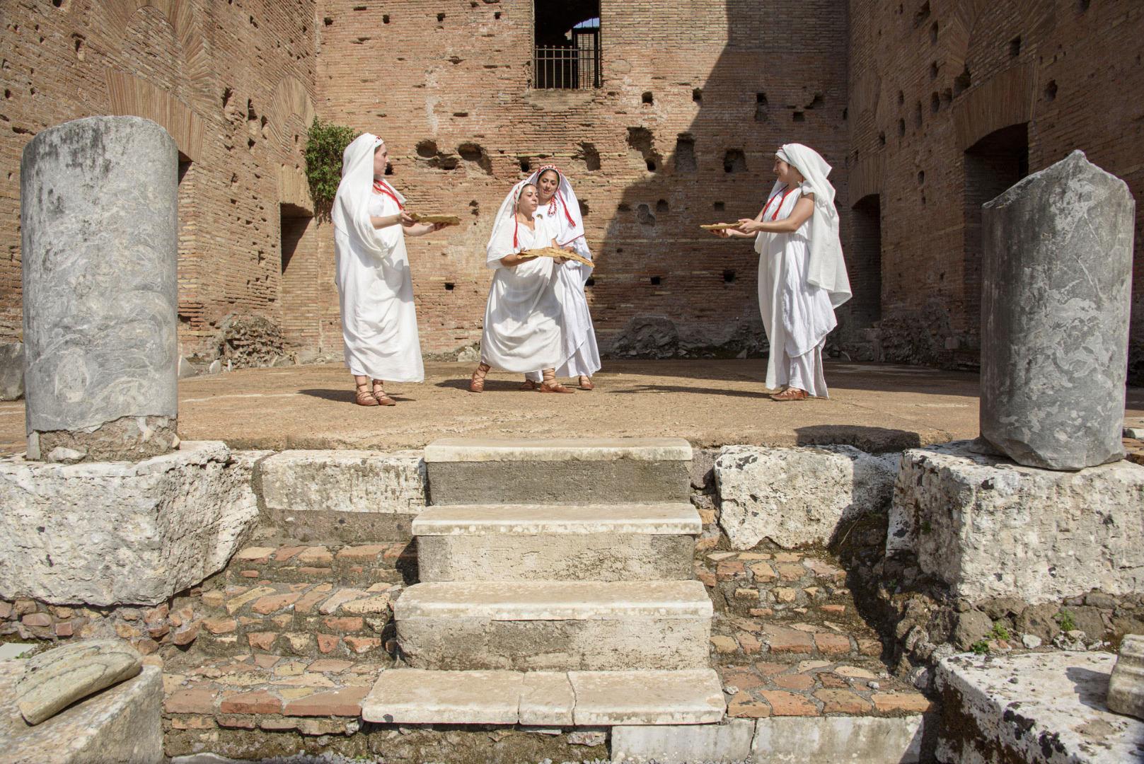 Rito delle Vestali della mola salsa al Colosseo